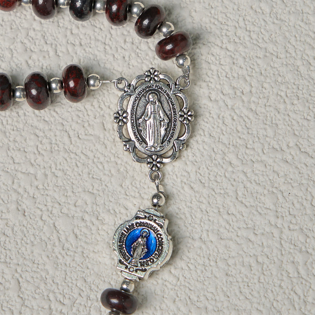 Rosario marrone scuro fatto a mano Christianartworkshop con medaglie in smalto blu della Madonna e crocifisso - image 7