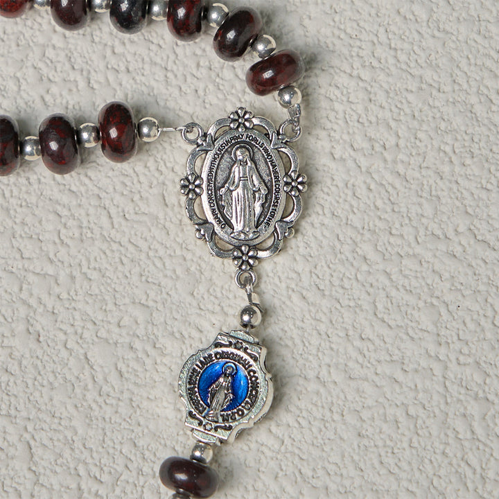 Rosario marrone scuro fatto a mano Christianartworkshop con medaglie in smalto blu della Madonna e crocifisso - image 7