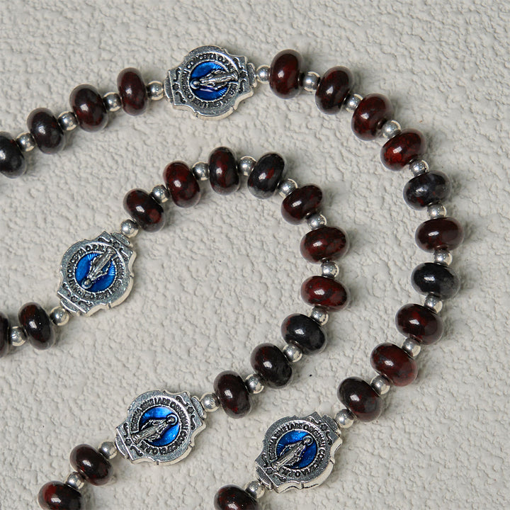 Rosario marrone scuro fatto a mano Christianartworkshop con medaglie in smalto blu della Madonna e crocifisso - image 8