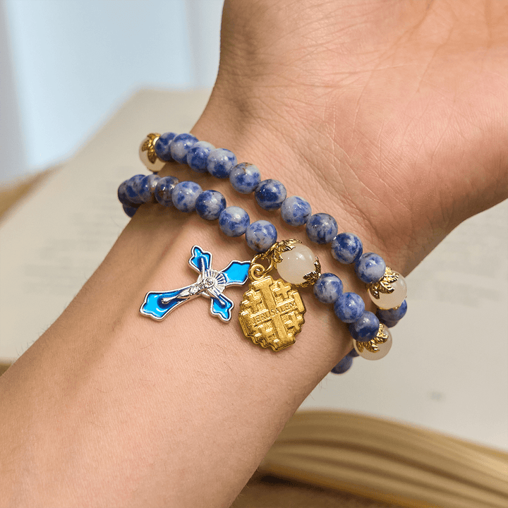 Bracciale rosario artigianale elastico in pietra blu da 4 mm con crocifisso e croce di Gerusalemme Christianartworkshop - image 1