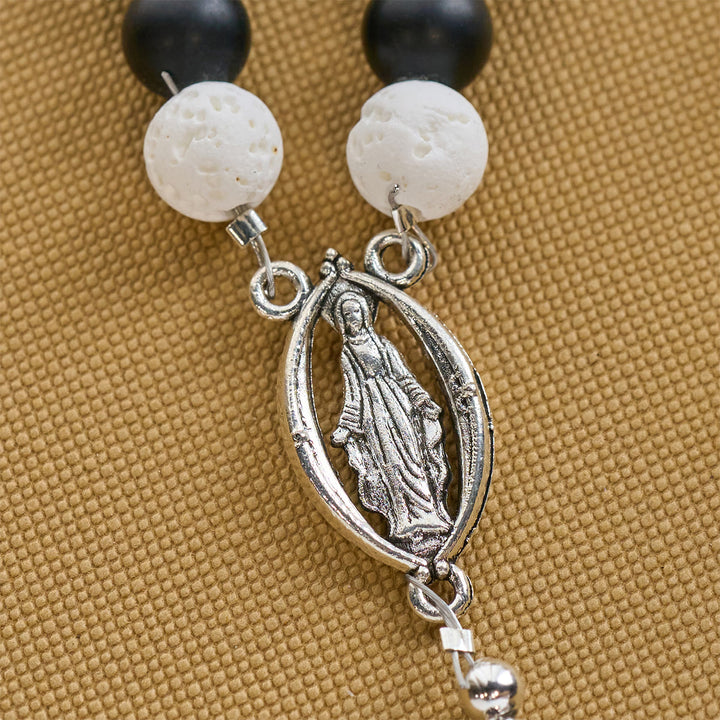 Christianartworkshop Braccialetto con ciondolo a forma di gatto e mucca in pietra lavica nera e bianca opaca e rosario con animali  - image 7