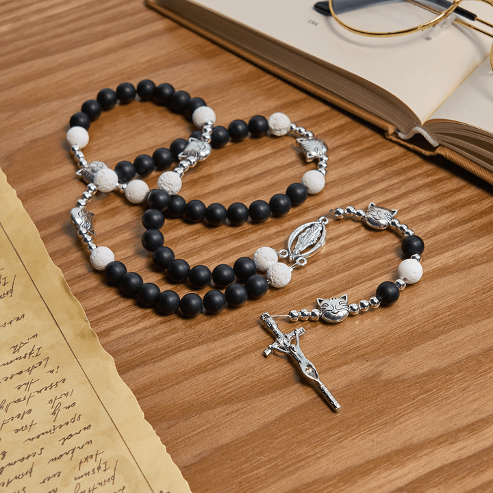 Christianartworkshop Braccialetto con ciondolo a forma di gatto e mucca in pietra lavica nera e bianca opaca e rosario con animali  - image 3