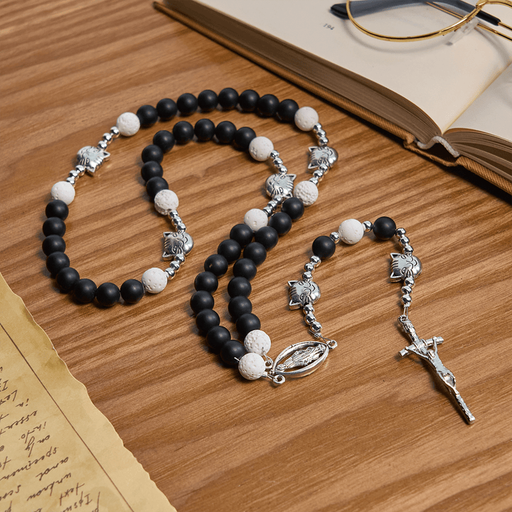 Christianartworkshop Braccialetto con ciondolo a forma di gatto e mucca in pietra lavica nera e bianca opaca e rosario con animali  - image 4