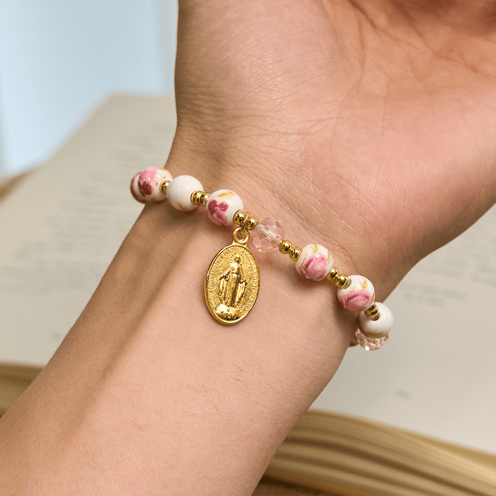 Christianartworkshop Elegante bracciale in ceramica rosa con motivo floreale da 8 mm e medaglia miracolosa - image 1