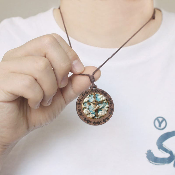 Christianartworkshop Collana con colomba e croce dello Spirito Santo: un'espressione visiva di fede devota - image 1