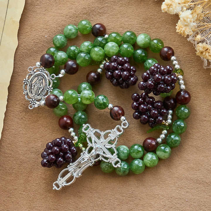 Rosario con perline d'uva verdi e viola Christianartworkshop ispirato a Cristo, la vera vite - image 0