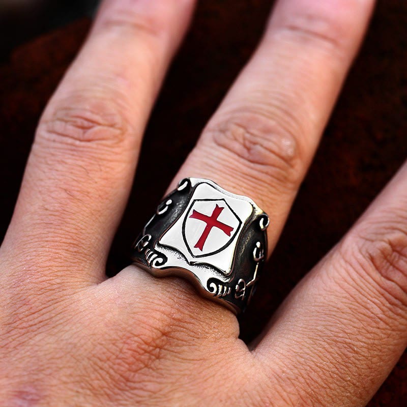 Christianartworkshop Anello con scudo a croce rossa in stile medievale con design cavalleresco e dettagli incisi - image 1