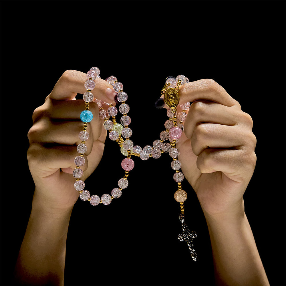 Rosario con perline di vetro craquelé da 8 mm, luce arcobaleno Christianartworkshop , con Madonna e croce - image 1