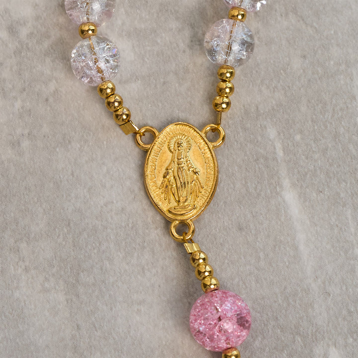 Rosario con perline di vetro craquelé da 8 mm, luce arcobaleno Christianartworkshop , con Madonna e croce - image 6