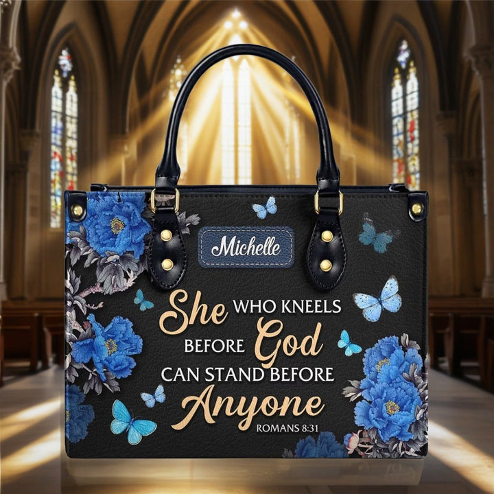 Christianartworkshop Elegante borsa a mano in pelle personalizzata con fiori e citazione della Scrittura: Dio è con lei - image 2