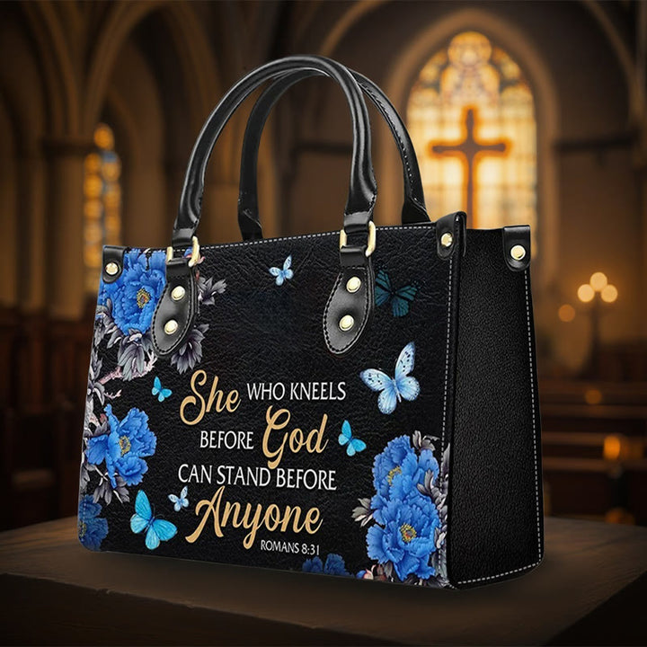 Christianartworkshop Elegante borsa a mano in pelle personalizzata con fiori e citazione della Scrittura: Dio è con lei - XL - Regolare (non personalizzato) - image 0