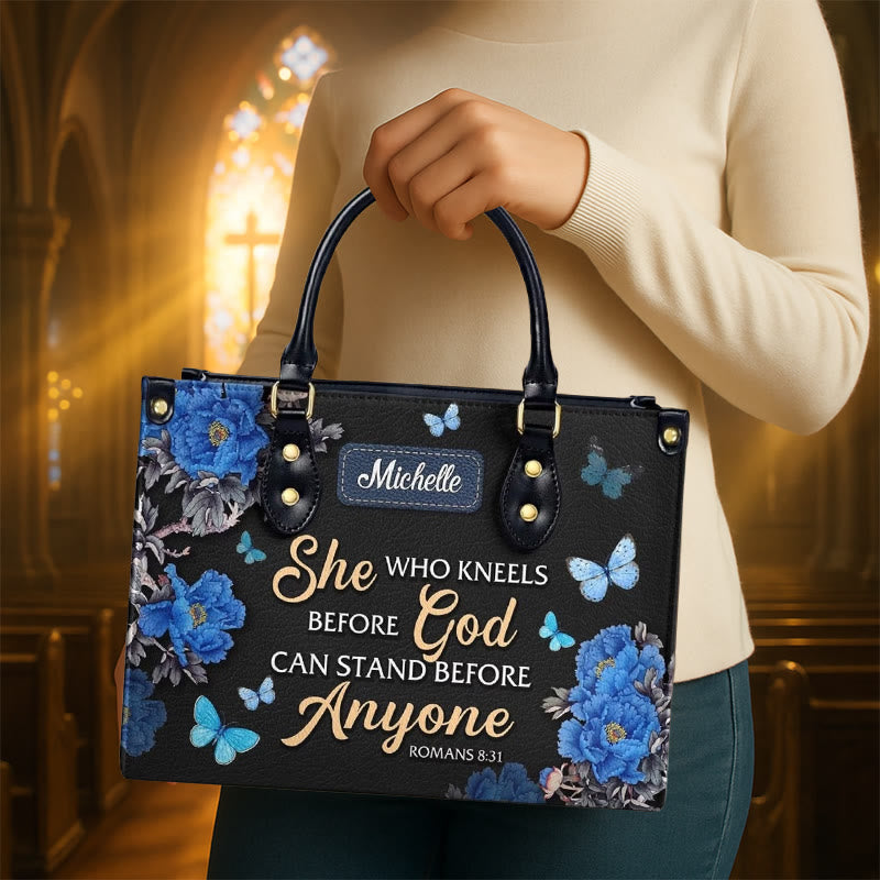 Christianartworkshop Elegante borsa a mano in pelle personalizzata con fiori e citazione della Scrittura: Dio è con lei - image 4