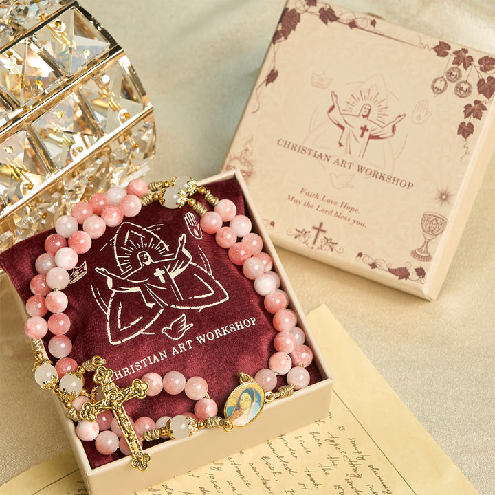 Rosario fatto a mano con perline lucide rosa Christianartworkshop , crocifisso in ottone e ciondolo della Madonna - La Madonna e il Crocifisso - image 0