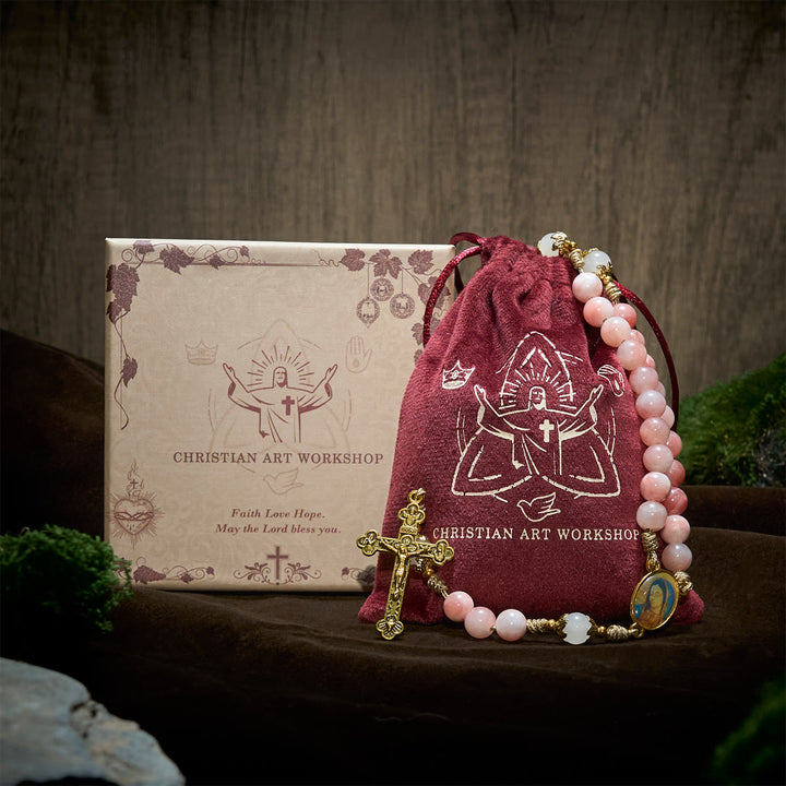 Rosario fatto a mano con perline lucide rosa Christianartworkshop , crocifisso in ottone e ciondolo della Madonna - image 2