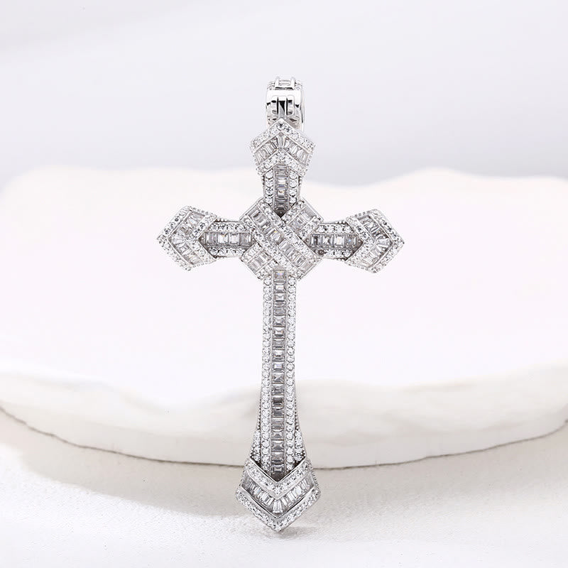 Christianartworkshop Ciondolo a croce in argento tempestato di diamanti artistici: una fusione unica di eleganza e fede - image 2