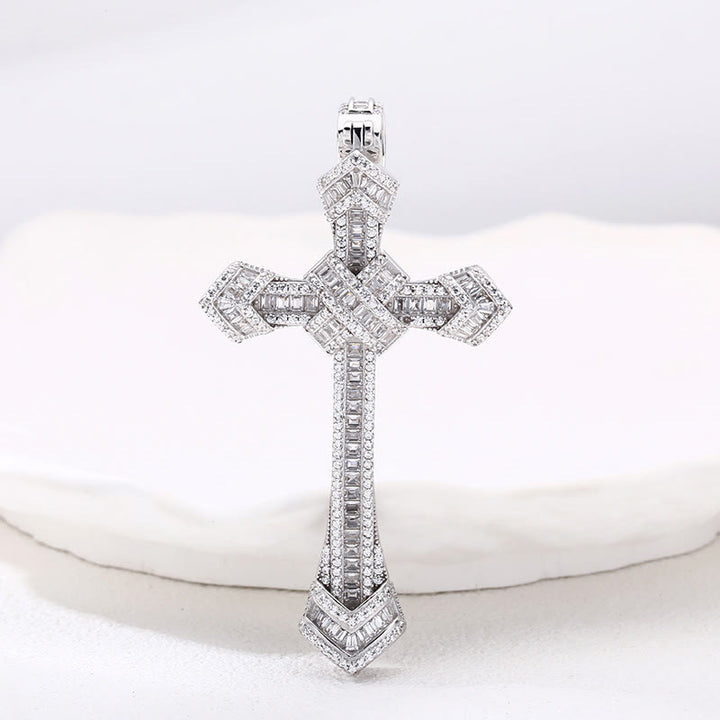 Christianartworkshop Ciondolo a croce in argento tempestato di diamanti artistici: una fusione unica di eleganza e fede - image 2