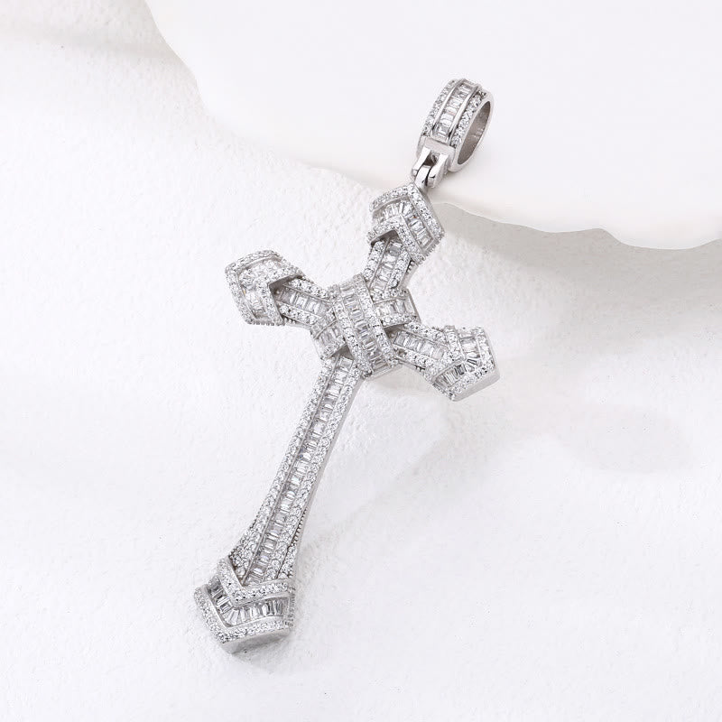 Christianartworkshop Ciondolo a croce in argento tempestato di diamanti artistici: una fusione unica di eleganza e fede - image 1