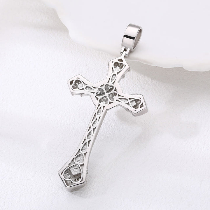 Christianartworkshop Ciondolo a croce in argento tempestato di diamanti artistici: una fusione unica di eleganza e fede - image 3