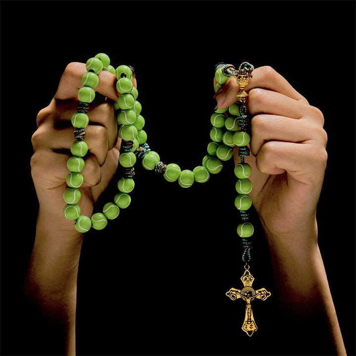 Christianartworkshop Crocifisso della Vittoria con Rosario dinamico da tennis: la fede incontra la passione atletica - image 1