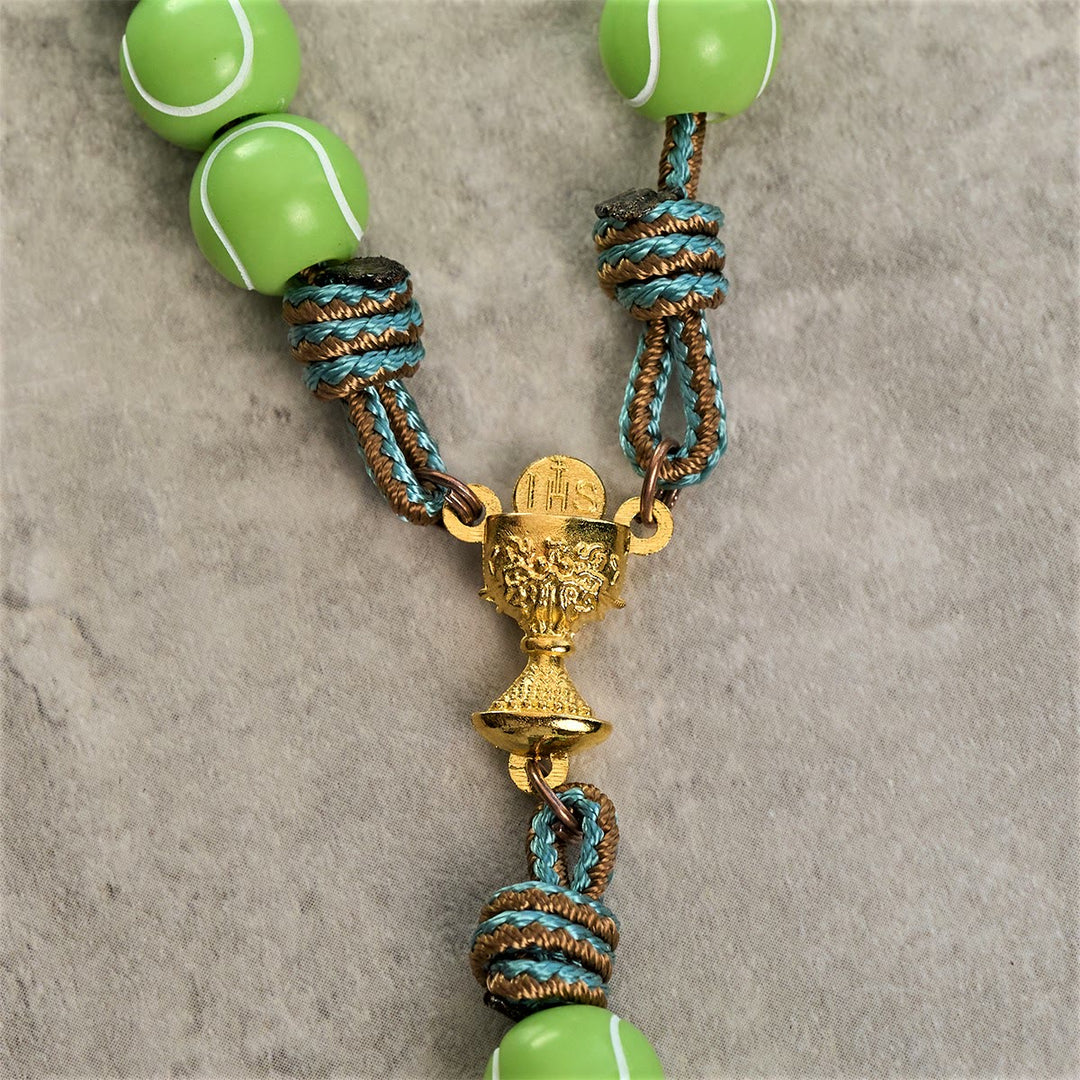 Christianartworkshop Crocifisso della Vittoria con Rosario dinamico da tennis: la fede incontra la passione atletica - image 7