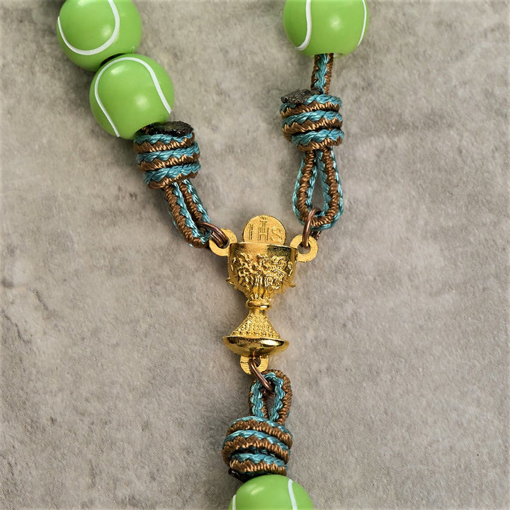 Christianartworkshop Crocifisso della Vittoria con Rosario dinamico da tennis: la fede incontra la passione atletica - image 7