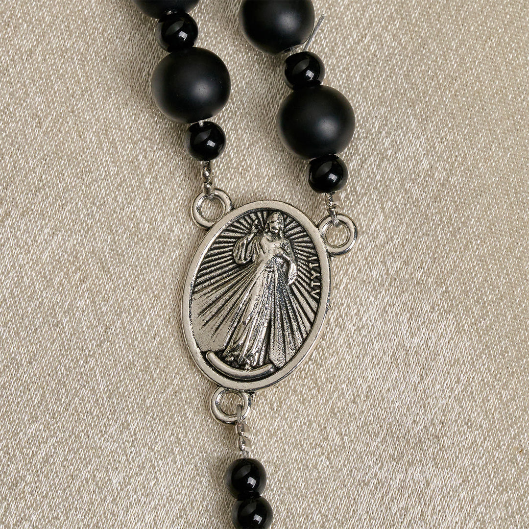 Christianartworkshop Rosario fatto a mano con perline nere opache, crocifisso e Madonna di Guadalupe - image 9