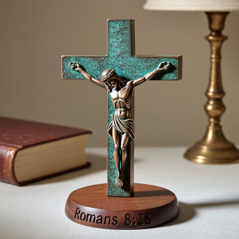 Christianartworkshop Crocifisso di Gesù in resina verderame su base in legno: Ornamento da tavolo Romani 8:28 - Crocifisso - image 0