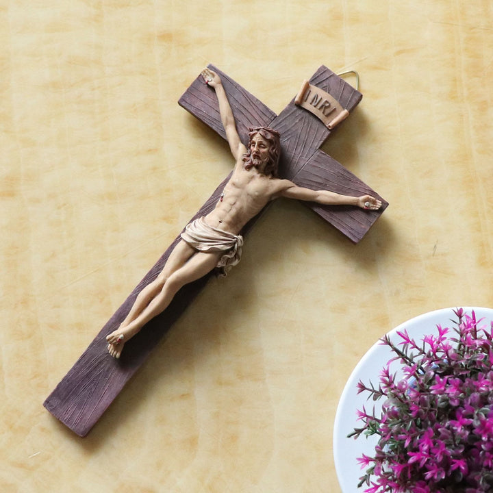 Christianartworkshop INRI - Crocifisso in resina con iscrizione: un profondo emblema di riverenza - image 2