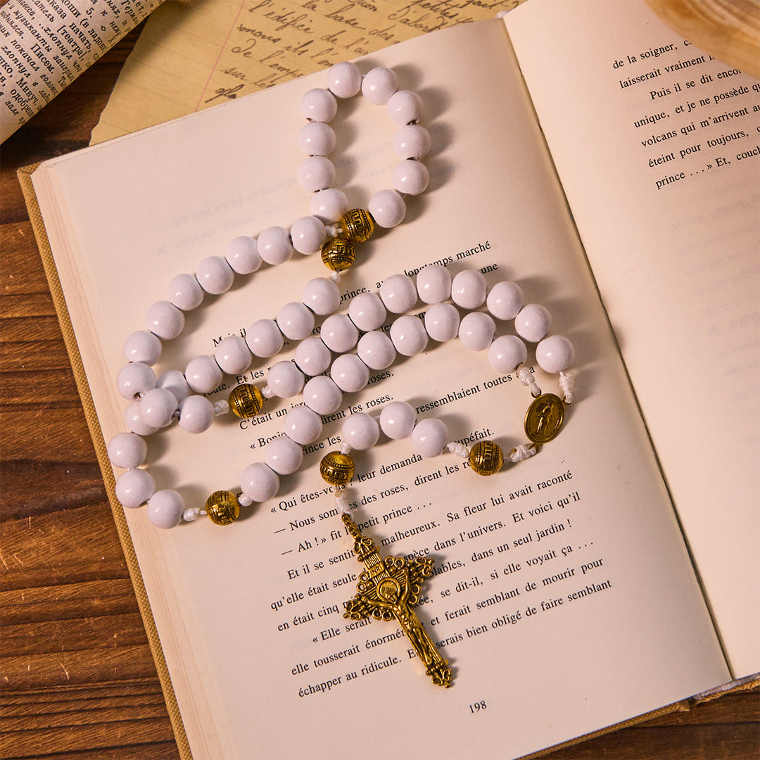 Christianartworkshop Elegante rosario con perline bianche, crocifisso dorato e medaglia della Madonna - image 2