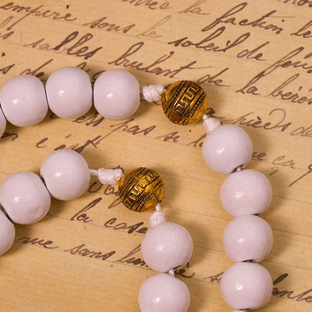 Christianartworkshop Elegante rosario con perline bianche, crocifisso dorato e medaglia della Madonna - image 6