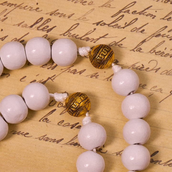 Christianartworkshop Elegante rosario con perline bianche, crocifisso dorato e medaglia della Madonna - image 6