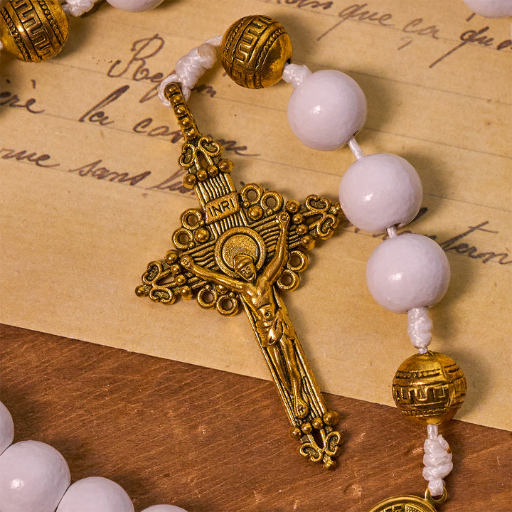 Christianartworkshop Elegante rosario con perline bianche, crocifisso dorato e medaglia della Madonna - image 7