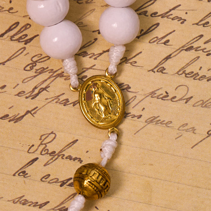 Christianartworkshop Elegante rosario con perline bianche, crocifisso dorato e medaglia della Madonna - image 8