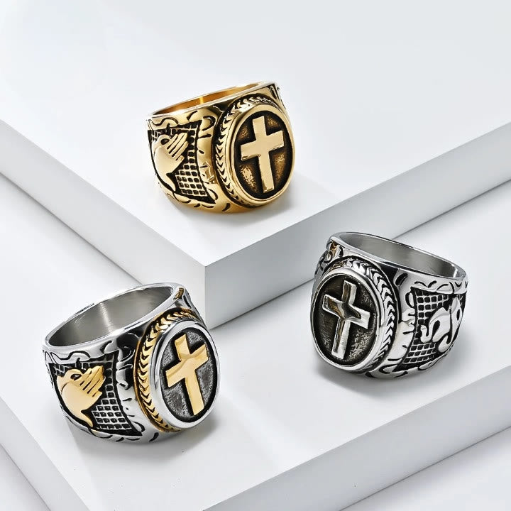 Christianartworkshop Anello con croce metallica e dettaglio delle mani in preghiera: scelta di moda spirituale - Argento - US7 - image 0