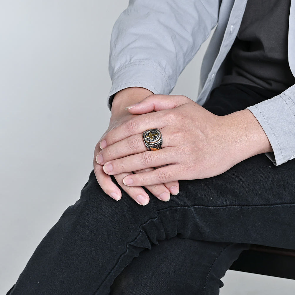 Christianartworkshop Anello con croce metallica e dettaglio delle mani in preghiera: scelta di moda spirituale - image 1