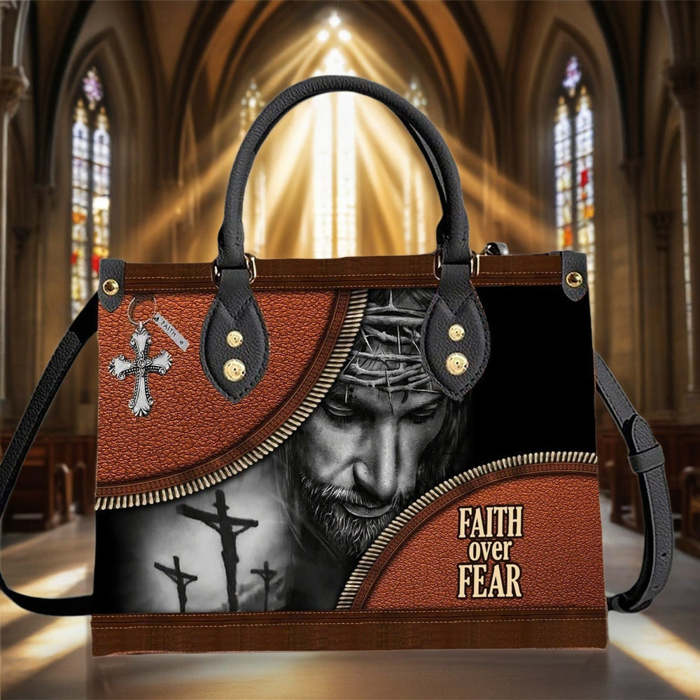 Borsa in pelle a tema Gesù Christianartworkshop Faith Over Fear: porta con te il coraggio e Cristo - image 1