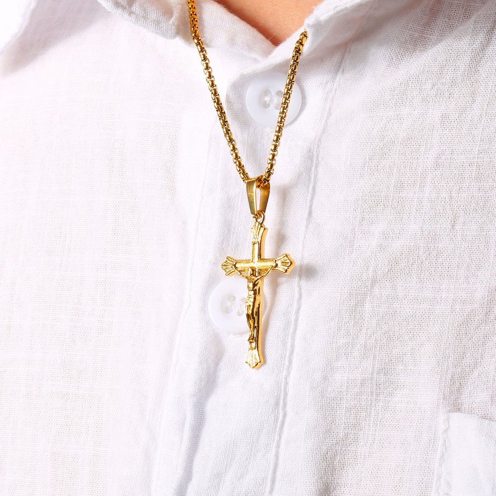 Christianartworkshop Collana con crocifisso di Gesù a tre colori: una fusione di fede e tonalità eleganti - image 1