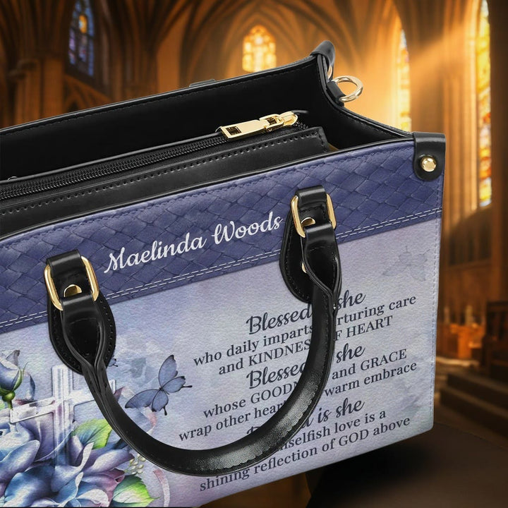 Christianartworkshop Graceful Scripture Blessed is She Borsa a mano personalizzata in pelle nei toni del blu viola - image 5