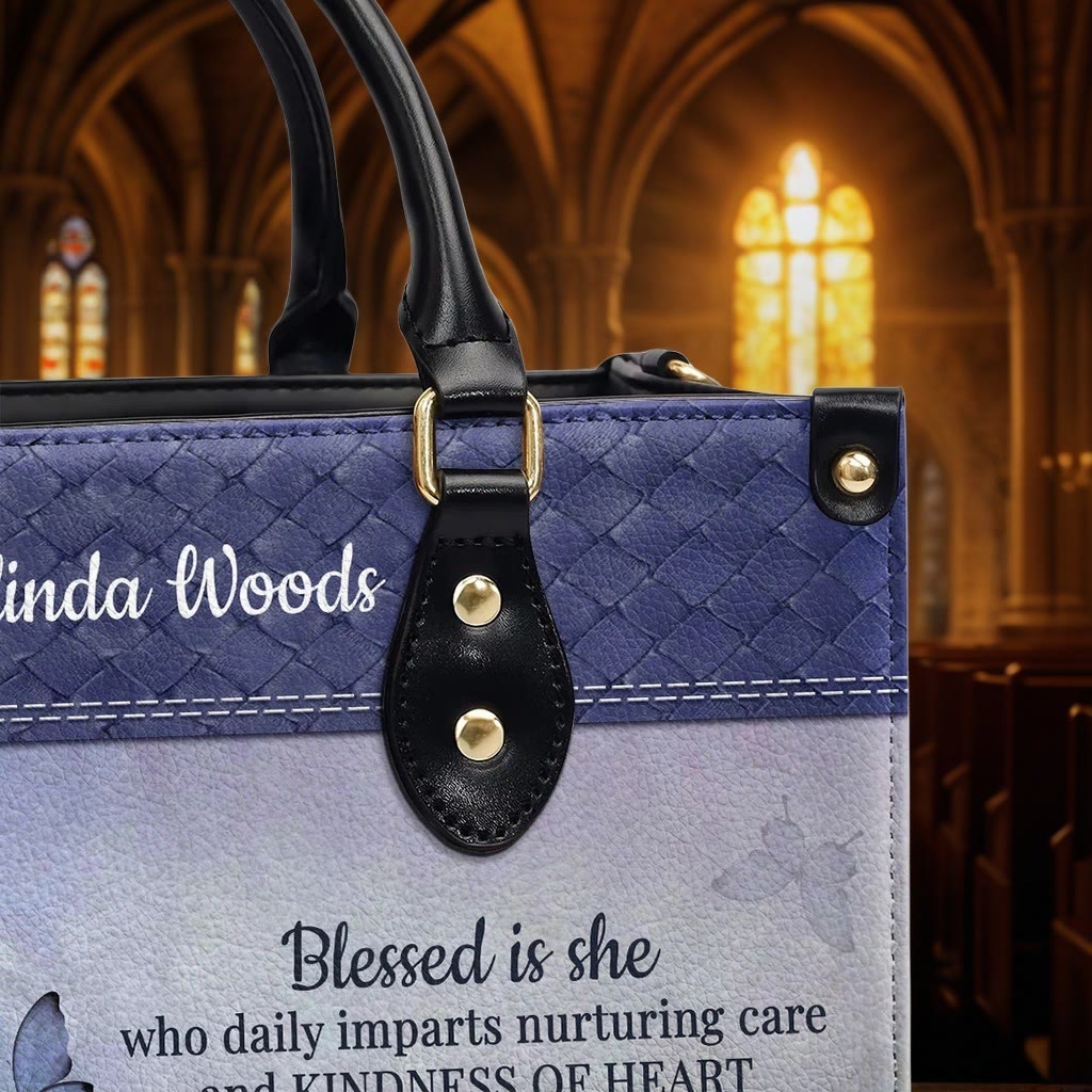 Christianartworkshop Graceful Scripture Blessed is She Borsa a mano personalizzata in pelle nei toni del blu viola - image 6