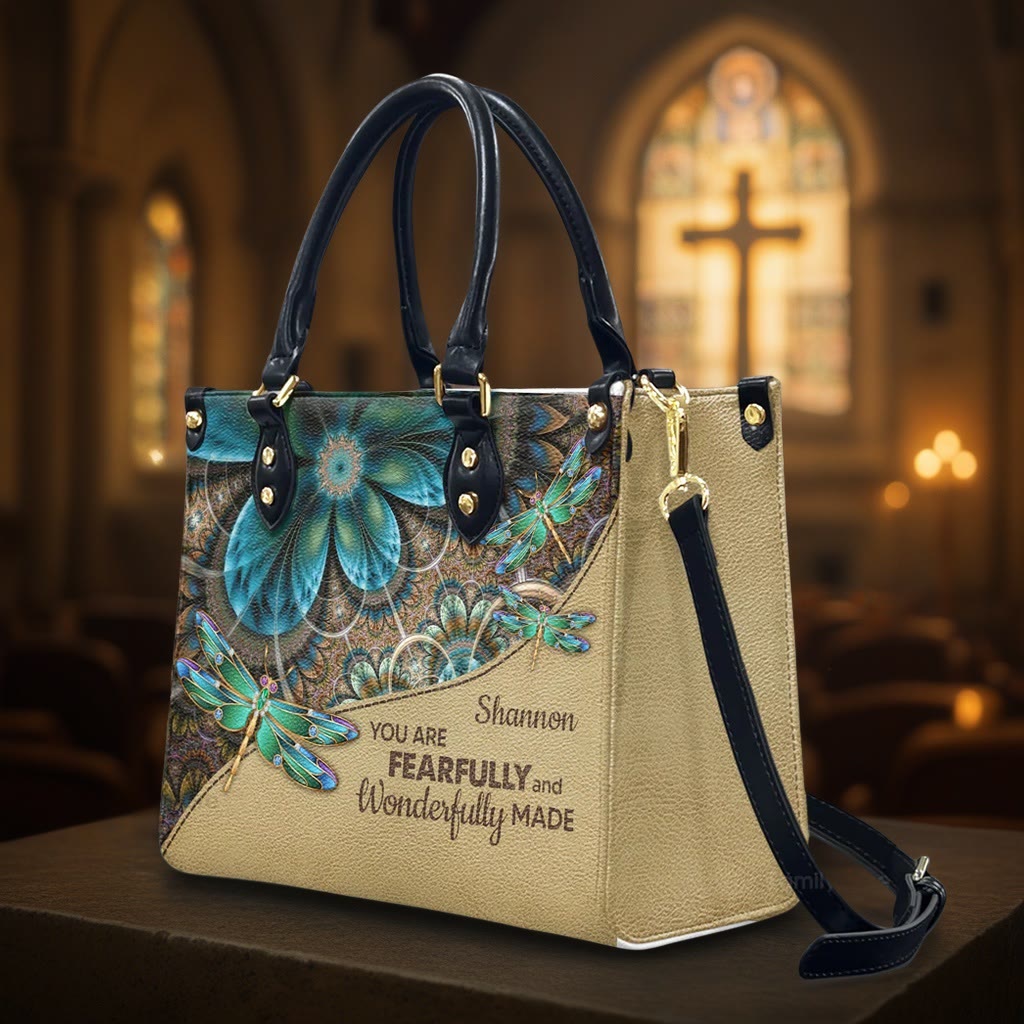 Borsa a mano in pelle personalizzata con libellula floreale Christianartworkshop e citazione della Scrittura - image 5