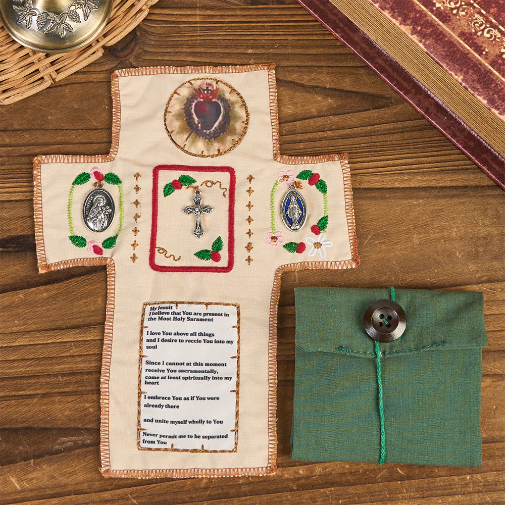 Christianartworkshop Reliquiario tascabile in tessuto ricamato in stile classico con croce d'argento inclusa all'interno - image 1