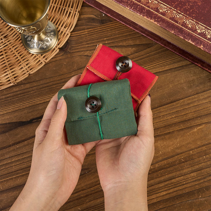 Christianartworkshop Reliquiario tascabile in tessuto ricamato in stile classico con croce d'argento inclusa all'interno - image 4