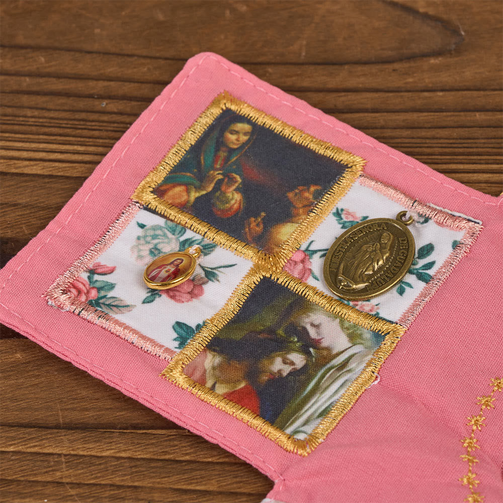 Christianartworkshop Reliquiario tascabile in tessuto ricamato a 4 colori con croce argentata inclusa all'interno - image 17