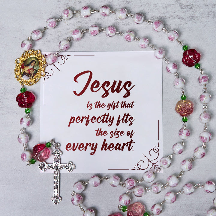 Christianartworkshop FEDE IN PREGHIERA: Rosario floreale fatto a mano con rosa e avorio e carta regalo - Gesù è il Dono - image 0