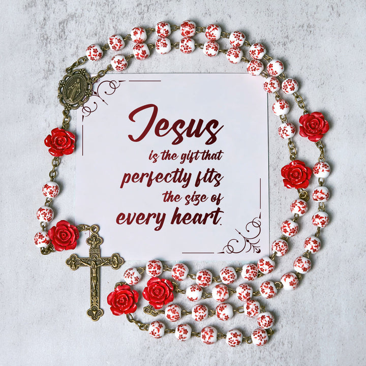 Christianartworkshop FEDE IN PREGHIERA: Rosario fatto a mano con grani di cinabro rosa e carta regalo - Gesù è il Dono - image 0