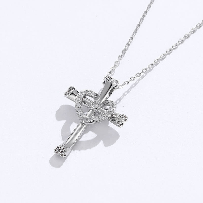 Collana con croce e cuore in argento 925 con zirconi Christianartworkshop : la fede incontra l'amore in uno scintillio - image 2