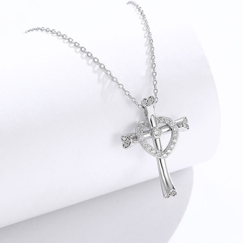 Collana con croce e cuore in argento 925 con zirconi Christianartworkshop : la fede incontra l'amore in uno scintillio - image 3