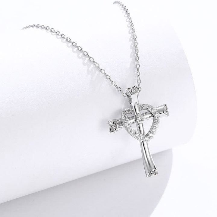 Collana con croce e cuore in argento 925 con zirconi Christianartworkshop : la fede incontra l'amore in uno scintillio - image 3