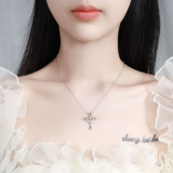 Collana con croce e cuore in argento 925 con zirconi Christianartworkshop : la fede incontra l'amore in uno scintillio - image 1