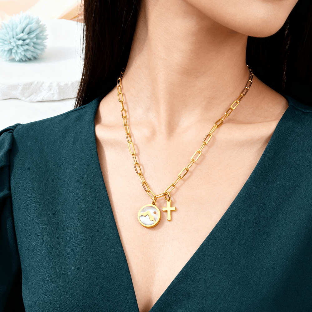 Collana con ciondolo a forma di croce dorata, montagna e seme di senape Christianartworkshop : la fede incontra la natura - image 1